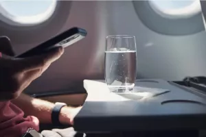 Mην πίνετε ποτέ αυτό το ρόφημα σε αεροπλάνο!
