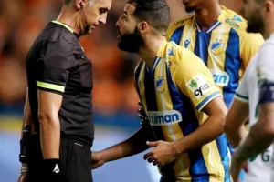 Ομόνοια - ΑΠΟΕΛ: Πράσινο... το ροντέο με τέσσερις αποβολές, αμέτρητες κίτρινες και χαμένο πέναλτι! (φώτος)