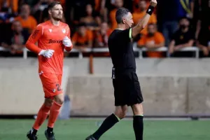 Ομόνοια - ΑΠΟΕΛ: Πράσινο... το ροντέο με τέσσερις αποβολές, αμέτρητες κίτρινες και χαμένο πέναλτι! (φώτος)