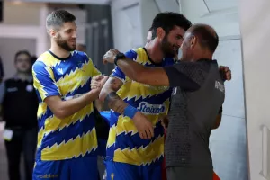 Αγκαλιά σε Μιλόσεβιτς 