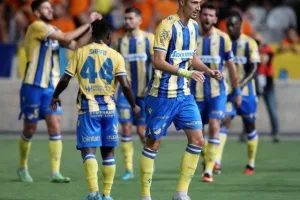 ΑΠΟΕΛ 1-1 Απόλλων: Πέτροβιτς και Νταρίκβα μοίρασαν... το ντέρμπι (φώτος)