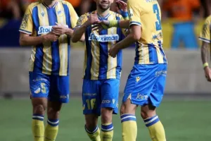 ΑΠΟΕΛ 1-1 Απόλλων: Πέτροβιτς και Νταρίκβα μοίρασαν... το ντέρμπι (φώτος)