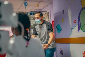 Απόλλων/Επίσκεψη στο Παιδοογκολογικό τμήμα: "Οι πραγματικοί MVP στον αγώνα της ζωής" (Βίντεο/Φώτος)