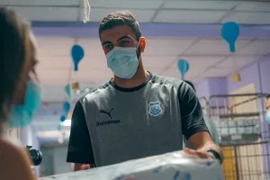 Απόλλων/Επίσκεψη στο Παιδοογκολογικό τμήμα: "Οι πραγματικοί MVP στον αγώνα της ζωής" (Βίντεο/Φώτος)