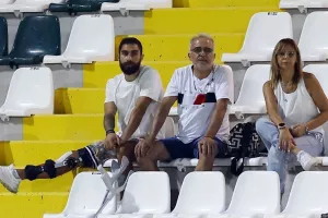 Δίπλα στους συμπαίκτες του ο άτυχος Νικόλας... 