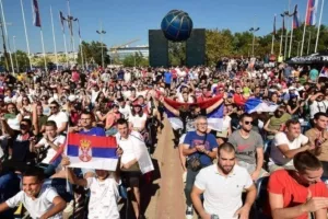 Εκατοντάδες Σέρβοι έξω από τη Stark Arena για τον τελικό!
