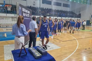 Η απονομή στους παίκτες της Ανόρθωσης (Φώτος)