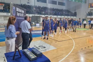 Η απονομή στους παίκτες της Ανόρθωσης (Φώτος)