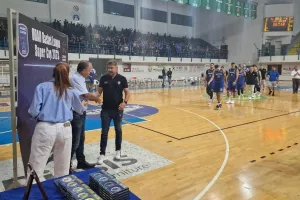 Η απονομή στους παίκτες της Ανόρθωσης (Φώτος)