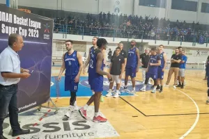 Η απονομή στους παίκτες της Ανόρθωσης (Φώτος)