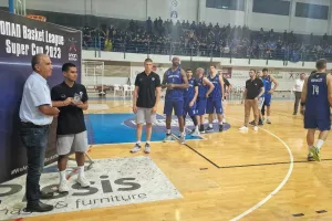 Η απονομή στους παίκτες της Ανόρθωσης (Φώτος)