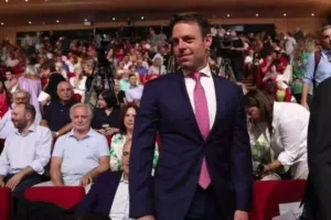 Ο Κασσελάκης δικαιολογεί τη γκάφα για τα Κατεχόμενα - "Ήμουν κουρασμένος, θέλω εξάσκηση στα ελληνικά"