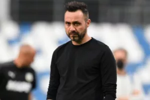Ντε Τσέρμπι: «Eίμαι παθιασμένος με το ποδόσφαιρο και το τσιγάρο»
