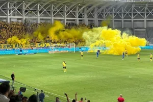 Καπνογόνα και προσωρινή διακοπή στα... 30 δευτερόλεπτα! (Φώτος/Βίντεο)