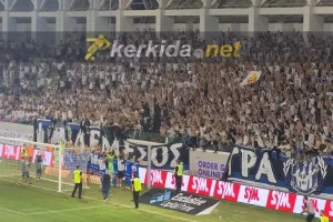 Μετά τη νίκη στο ντέρμπι/ Παίκτες και κόσμος... έγιναν ένα! (Βίντεο - Φώτος)