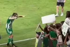 Υποκλίθηκε (βίντεο kerkida)
