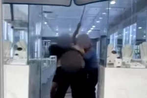 Επίδοξος ληστής «έφαγε» απίστευτο ξύλο από υπαλλήλους κοσμηματοπωλείου (βίντεο)