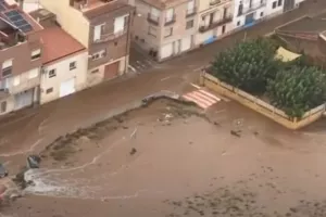 Αποκλείστηκαν στις στέγες των σπιτιών τους λόγω της κακοκαιρίας στην Ισπανία