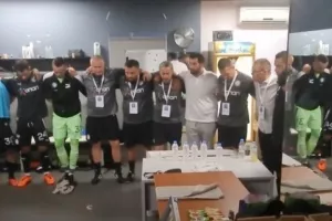 Μπούσης στα αποδυτήρια: «Είμαστε μεγάλη ομάδα, βγείτε έξω και παλέψτε» (βίντεο)