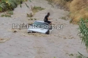Απίστευτες εικόνες στη Λαμία: Όχημα παρασύρθηκε από χείμαρρο και ο οδηγός ανέβηκε στην οροφή για να σωθεί (βίντεο)