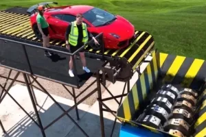 Ο MrBeast θρυμμάτισε μια Lamborghini και δίχασε τους θαυμαστές τους: «Ξεμένει από ιδέες» (βίντεο)