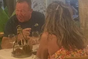 Κρήτη: Στη δημοσιότητα η φωτογραφία Βρετανών που «έφαγαν σε 3 ταβέρνες και έφυγαν χωρίς να πληρώσουν»