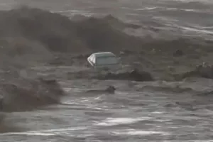 Αυτοκίνητο στο Βόλο παρασύρθηκε στα ανοιχτά της θάλασσας