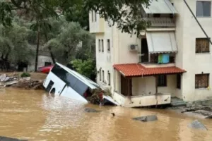 Σπίτι στο Πήλιο «στηρίζεται» σε λεωφορείο (φώτος)
