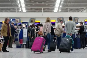 Ήταν «1 στα 15 εκατομμύρια» το τεχνικό πρόβλημα στη Βρετανία που προκάλεσε χάος στην εναέρια κυκλοφορία