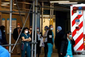 Κορωνοϊός: «Καμπανάκι» από τον ΠΟΥ για την αύξηση των θανάτων στις ΗΠΑ - Επιστρέφουν οι μάσκες