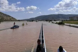 Εικόνες αποκάλυψης - Η στάθμη του νερού εξαφάνισε την Εθνική Οδό Τρικάλων - Λάρισας