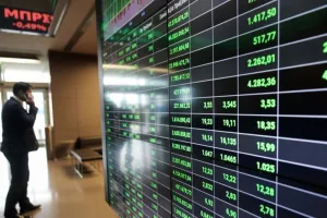 Χρηματιστήριο Αθηνών: Απότομη βουτιά έως 4% στις τράπεζες, με φόντο τις πληγές από την κακοκαιρία Daniel