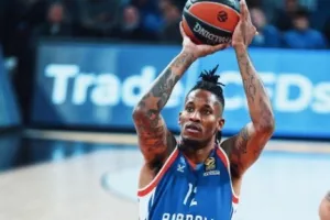 Αναζητά φόργουορντ στην αγορά του NBA