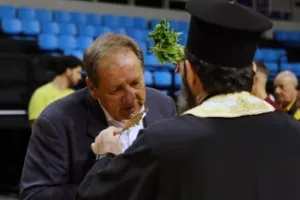 Με Μάκη Αγγελόπουλο ο αγιασμός της ΑΕΚ στα Άνω Λιόσια