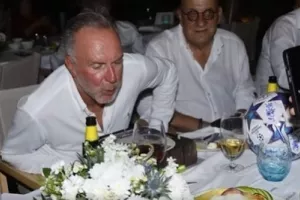 Έσβησε κεράκια στην Κύπρο ο Ρουμενίγκε (βίντεο)