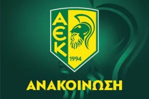 Συνοδεία των ποδοσφαιριστών από τους μικρούς ΑΕΚτζήδες