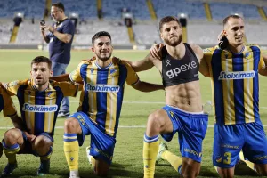 (ΒΙΝΤΕΟ Kerkida) AΠΟΕΛίστες με παίκτες/"Για σένα έχω χάσει το μυαλό"