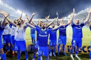 Μετά τη νίκη στο ντέρμπι/ Παίκτες και κόσμος... έγιναν ένα! (Βίντεο - Φώτος)