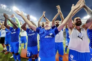 Μετά τη νίκη στο ντέρμπι/ Παίκτες και κόσμος... έγιναν ένα! (Βίντεο - Φώτος)