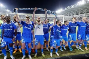 Μετά τη νίκη στο ντέρμπι/ Παίκτες και κόσμος... έγιναν ένα! (Βίντεο - Φώτος)