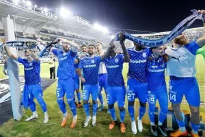 Μετά τη νίκη στο ντέρμπι/ Παίκτες και κόσμος... έγιναν ένα! (Βίντεο - Φώτος)