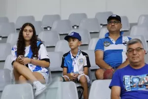 Ο κόσμος στις εξέδρες του “ΑλφαΜέγα”