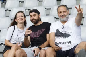 Ο κόσμος στις εξέδρες του “ΑλφαΜέγα”