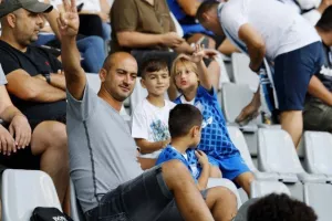 Ο κόσμος στις εξέδρες του “ΑλφαΜέγα”