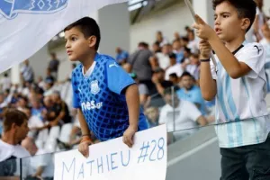 Ο κόσμος στις εξέδρες του “ΑλφαΜέγα”