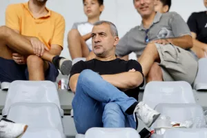 Εκεί στην εξέδρα 