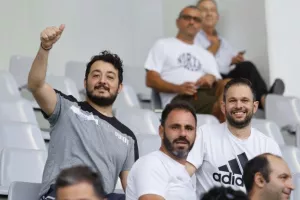Ο κόσμος στις εξέδρες του “ΑλφαΜέγα”