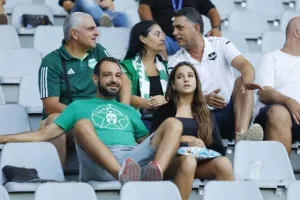 Ο κόσμος στις εξέδρες του “ΑλφαΜέγα”