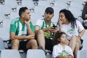 Ο κόσμος στις εξέδρες του “ΑλφαΜέγα”