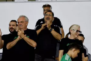 Ο κόσμος στις εξέδρες του “ΑλφαΜέγα”